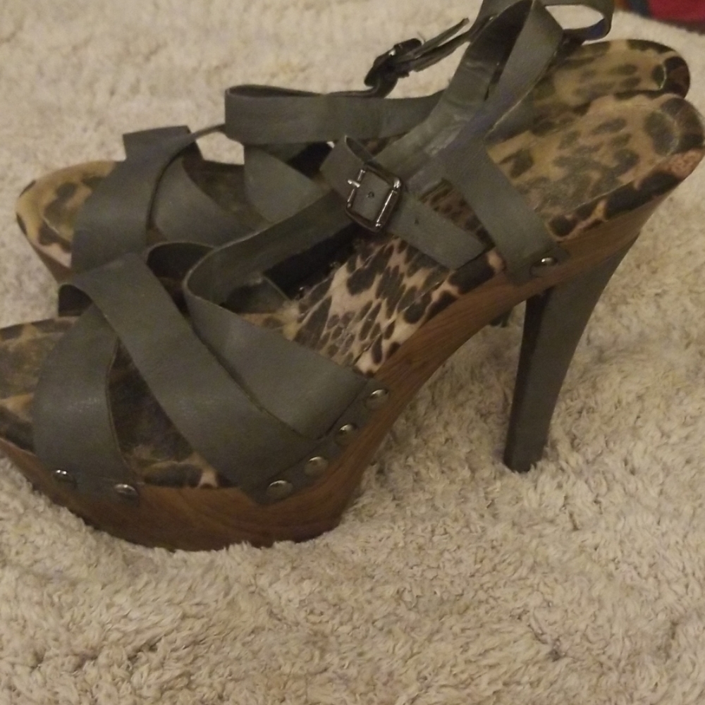 Jessica Simpson open toed herls
